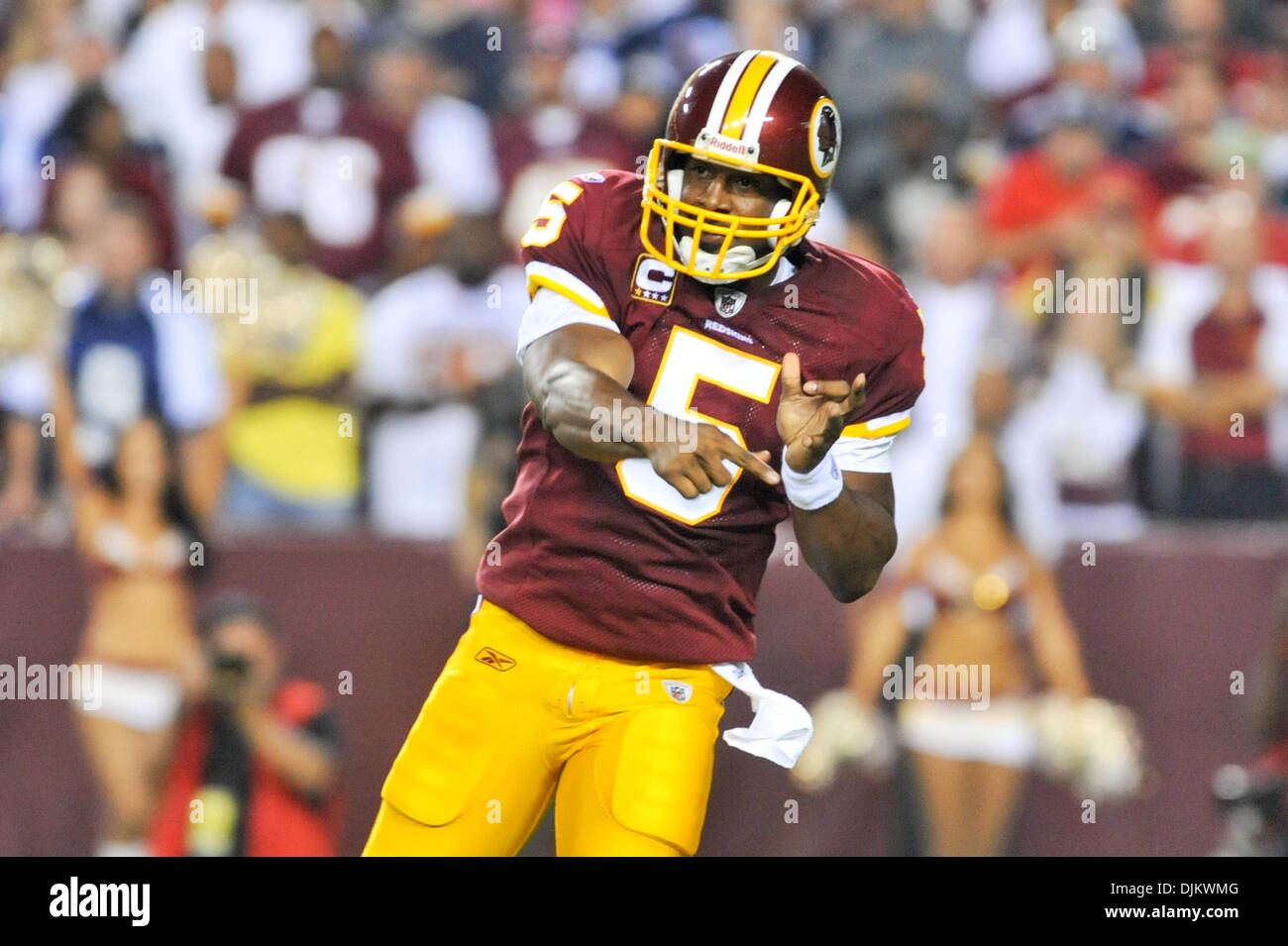 Septembre 12, 2010 - Landover, Maryland, United States of America - le quart-arrière Donovan McNabb Redskins de Washington (5) avec suffisamment de temps, jeu d'action à l'ouverture de saison régulière match joué à FedEx Field. (Crédit Image : © Roland Pintilie/global/ZUMApress.com) Southcreek Banque D'Images