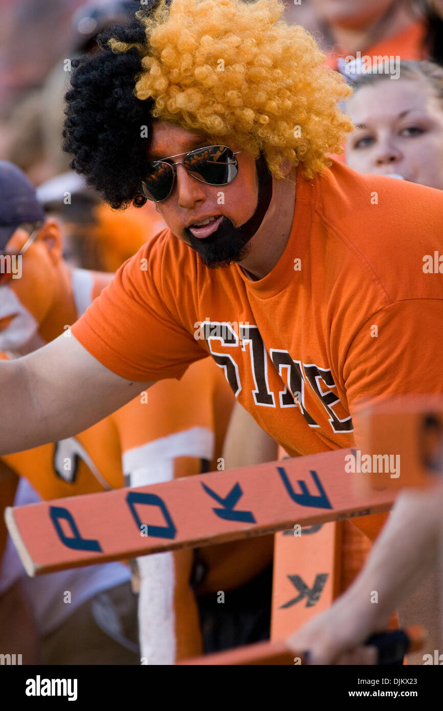 12 septembre 2010 - Norman, Oklahoma, United States of America - Sept 11, 2010 : FANS. Oklahoma State défait Troy 41-38 dans le jeu à la Boone Pickens Stadium à Stillwater, Oklahoma (Image Crédit : © Epicéa Derden/ZUMApress.com) Southcreek/mondial Banque D'Images