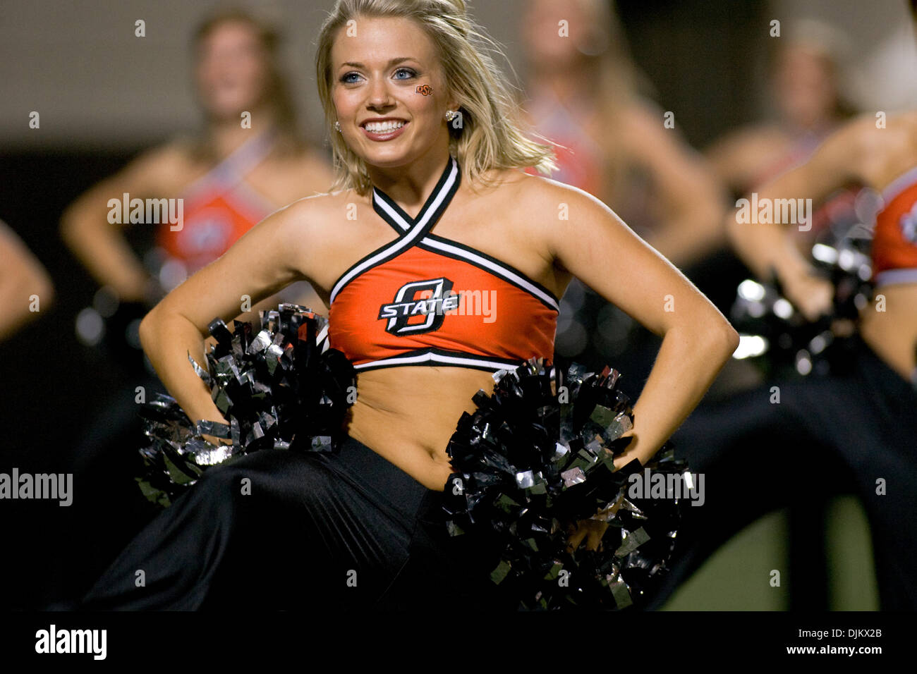 12 septembre 2010 - Norman, Oklahoma, United States of America - Sept 11, 2010 : l'équipe de danse pour l'exécution de l'Oklahoma State Cowboys. Oklahoma State défait Troy 41-38 dans le jeu à la Boone Pickens Stadium à Stillwater, Oklahoma (Image Crédit : © Epicéa Derden/ZUMApress.com) Southcreek/mondial Banque D'Images