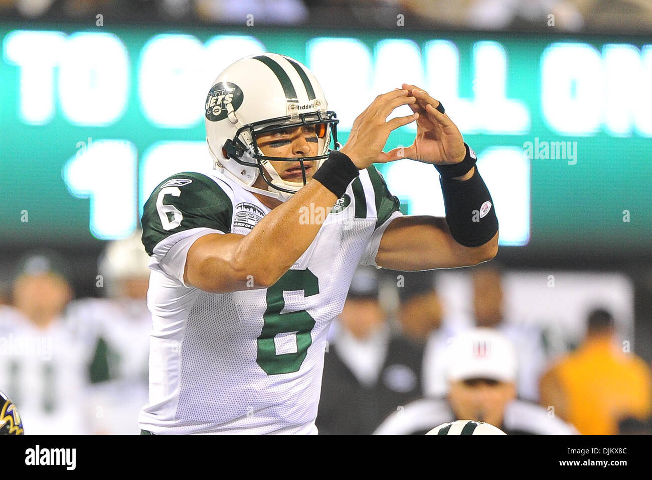 13 septembre 2010 - East Rutherford, New Jersey, United States of America - New York Jets quarterback Mark Sanchez (6) des signaux à son récepteur à New Meadowlands Stadium à East Rutherford dans le New Jersey. (Crédit Image : © Brooks Van Arx/global/ZUMApress.com) Southcreek Banque D'Images