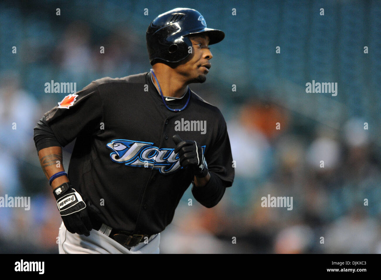 15 septembre 2010 - Baltimore, Maryland, États-Unis d'Amérique - Toronto Blue Jays droit fielder Dewayne Wise (1) chefs de première base après avoir frappé un avion à partir de champ centre au cours de la première manche de mercredi nuit de match contre les Orioles de Baltimore Oriole Park at Camden Yards et. Les orioles l'a défait les Blue Jays 3-1. (Crédit Image : © Russell Tracy/global/ZUMApres Southcreek Banque D'Images