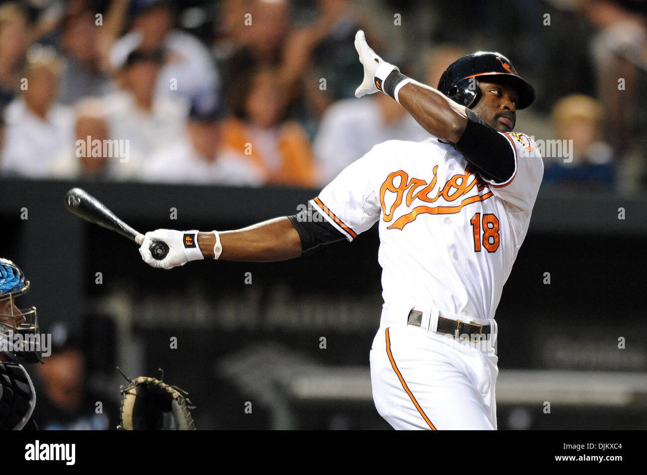 15 septembre 2010 - Baltimore, Maryland, États-Unis d'Amérique - le voltigeur des orioles de Baltimore, Felix Pie (18) pivote vers l'intermédiaire après avoir frappé une balle faute lors de la première manche de mercredi nuit de jeu contre les Blue Jays de Toronto à l'Oriole Park et Camden Yards. Les orioles l'a défait les Blue Jays 3-1. (Crédit Image : © Russell Tracy/global/ZUMApress.com) Southcreek Banque D'Images