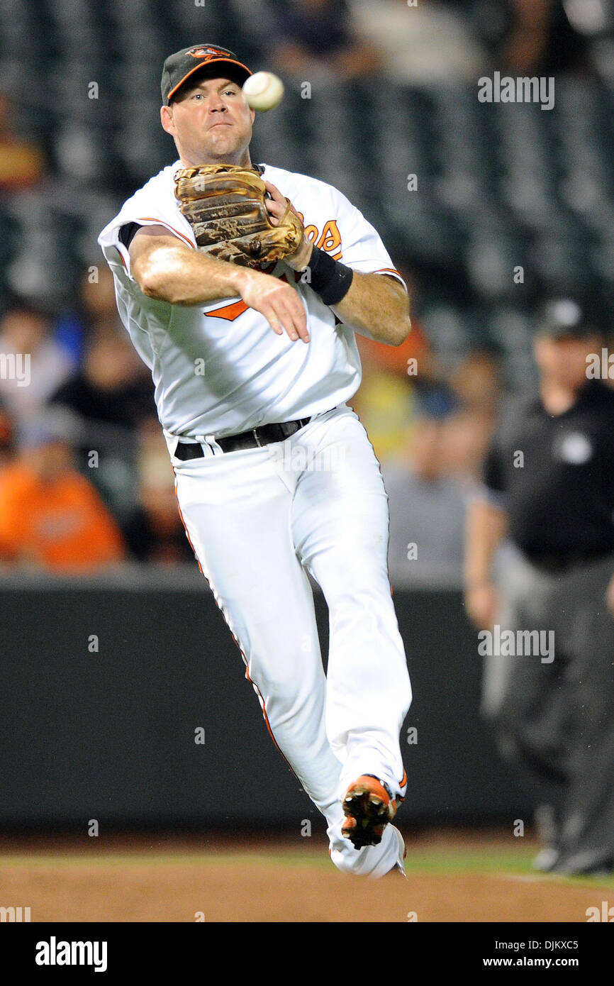 15 septembre 2010 - Baltimore, Maryland, États-Unis d'Amérique - Baltimore Orioles de troisième but Ty Wigginton (23) fait un jet d'abord pour l'lors de la deuxième manche de mercredi nuit de jeu contre les Blue Jays de Toronto à l'Oriole Park et Camden Yards. Les orioles l'a défait les Blue Jays 3-1. (Crédit Image : © Russell Tracy/global/ZUMApress.com) Southcreek Banque D'Images