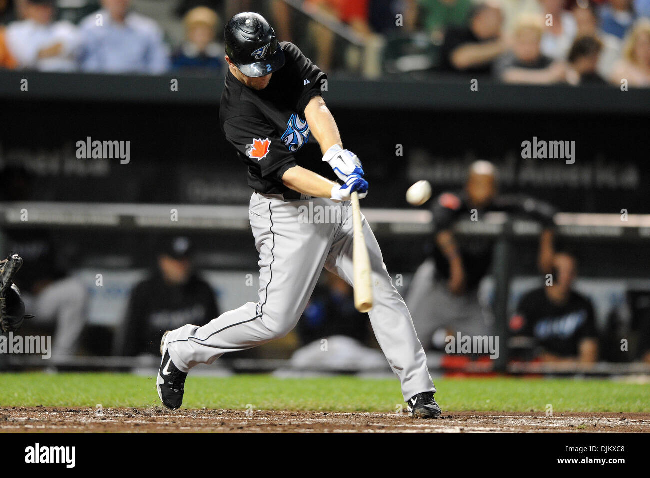 15 septembre 2010 - Baltimore, Maryland, États-Unis d'Amérique - le deuxième but des Blue Jays de Toronto Aaron Hill (2) frappe un fly out de champ droit au cours de la deuxième manche de mercredi nuit de match contre les Orioles de Baltimore Oriole Park at Camden Yards et. Les orioles l'a défait les Blue Jays 3-1. (Crédit Image : © Russell Tracy/global/ZUMApress.com) Southcreek Banque D'Images