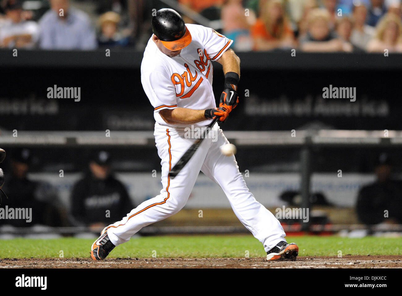 15 septembre 2010 - Baltimore, Maryland, États-Unis d'Amérique - Baltimore Orioles de troisième but Ty Wigginton (23) hits un terrain de balle court arrêt au cours de la troisième manche de mercredi nuit de jeu contre les Blue Jays de Toronto à l'Oriole Park et Camden Yards. Les orioles l'a défait les Blue Jays 3-1. (Crédit Image : © Russell Tracy/global/ZUMApress.com) Southcreek Banque D'Images