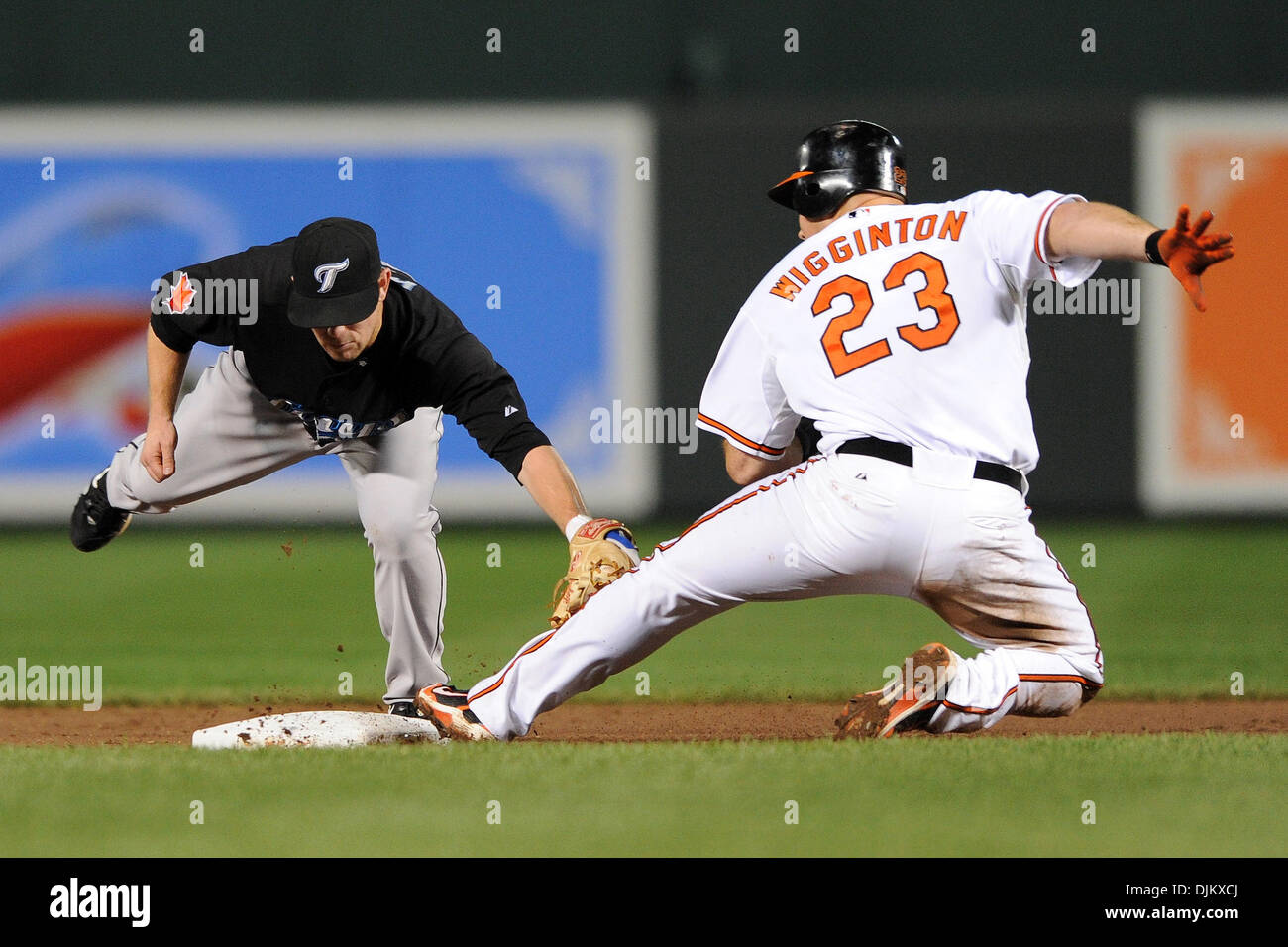 15 septembre 2010 - Baltimore, Maryland, États-Unis d'Amérique - Baltimore Orioles de troisième but Ty Wigginton (23) glisse dans la deuxième base contre les Blue Jays de Toronto Le deuxième but Aaron Hill (2) lors de la cinquième manche de mercredi nuit de jeu à l'Oriole Park et Camden Yards. Les orioles l'a défait les Blue Jays 3-1. (Crédit Image : © Russell Tracy/Southcreek Global/ZUMApress.com Banque D'Images