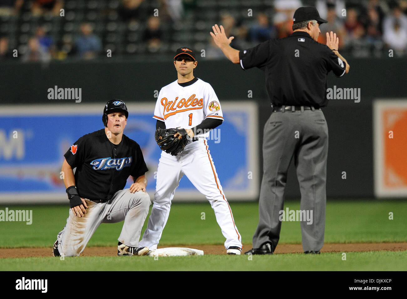 15 septembre 2010 - Baltimore, Maryland, États-Unis d'Amérique - le voltigeur des Blue Jays de Toronto Travis Snider (45) et le deuxième but Des Orioles de Baltimore, Brian Roberts (1) a reçu l'appel à partir de la seconde base juge-arbitre Gary Darling au cours de la sixième manche de mercredi nuit de jeu à l'Oriole Park et Camden Yards. Les orioles l'a défait les Blue Jays 3-1. (Crédit Image : © Russell Tracy/Southcree Banque D'Images