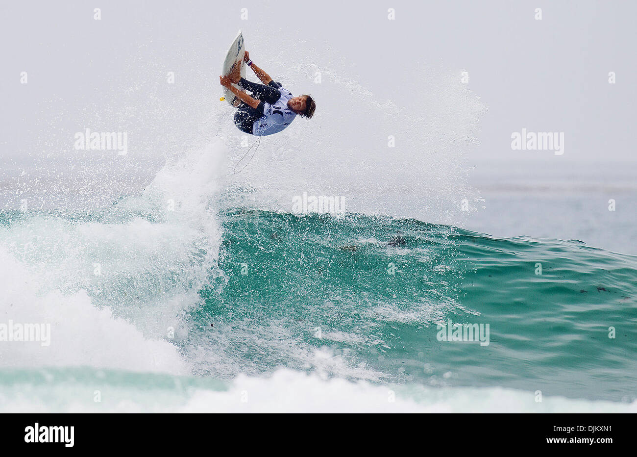 Sep 17, 2010 - San Clemente, Californie, USA - DANE Reynolds a terminé une journée phénoménale du surf au Hurley Pro Trestles inférieur aujourd'hui, affichant le plus haut score de chaleur unique de 18,50 (sur 32). Progresser dans la ronde 3, Renolds a poursuivi en face T. Burrow (AUS) et A. Buchan (AUS) lors de la ronde 4, le plaçant avant de le voir à l'avance dans la 5e ronde. L'extraction d'un backside rodeo flip.. Banque D'Images