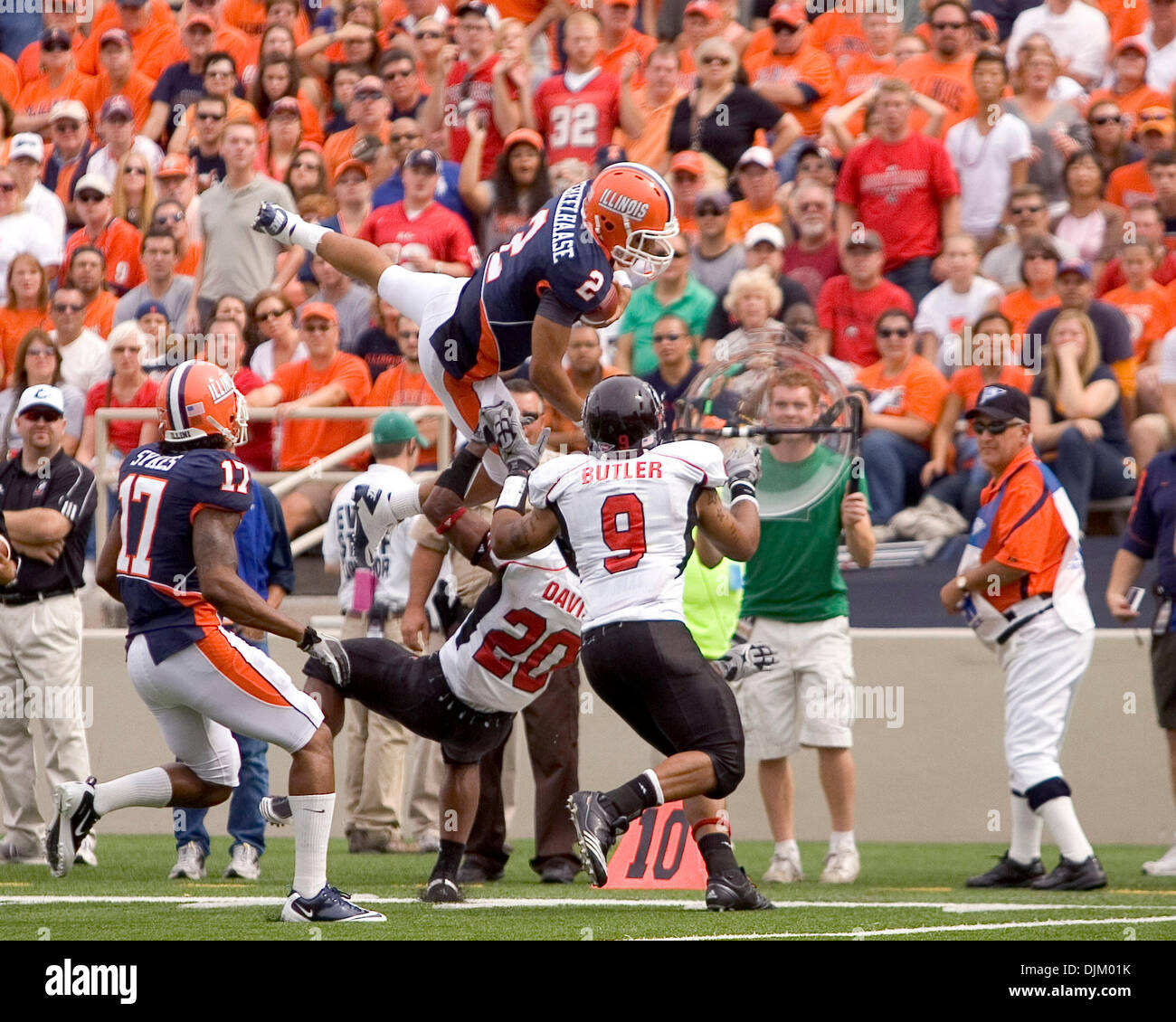 Le 18 septembre, 2010 - Champaign, Illinois, É.-U. - NCAA Football - Illinois quarterback NATHAN SCHEELHAASE (2) pour l'utilisation des sauts de verges dans le jeu entre l'Université de l'Illinois Fighting Illini et la Northern Illinois University Huskies au Memorial Stadium. L'Illini défait les Huskies 28 à 22. (Crédit Image : © Mike Granse/ZUMApress.com) Banque D'Images