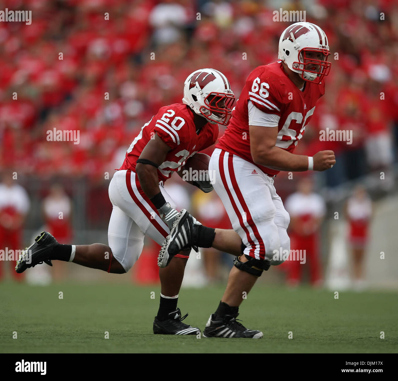 18 septembre 2010 - Madison, Wisconsin, United States of America - Wisconsin Badgers running back James White (20) suit dlb Peter Konz (66) sur le jeu. Wisconsin Badgers défait les Arizona State Sun Devils 20 - 19 au Camp Randall Stadium. (Crédit Image : © John Fisher/ZUMApress.com) Southcreek/mondial Banque D'Images