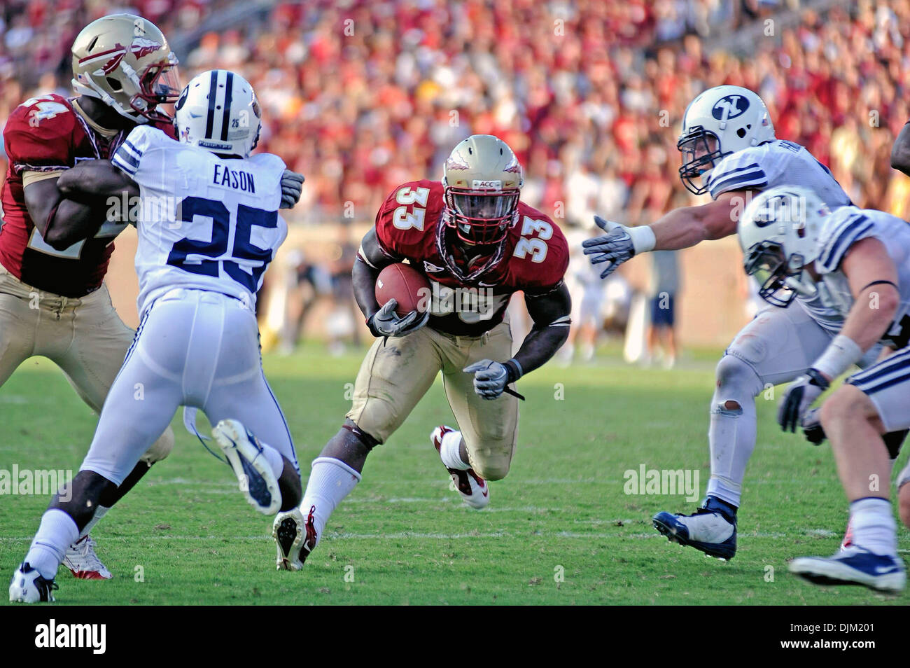 18 septembre 2010 - Tallahassee, Floride, États-Unis d'Amérique - 18 septembre 2010 : FSU Ty Jones (RB 33) passe par un trou béant dans la ligne de BYU pour un 7-cour terme TD pour obturer la FSU a obtenu dans le jeu contre BYU. FSU défait 34-10 à BYU Doak Campbell Stadium à Tallahassee, Floride. (Crédit Image : © Mike Olivella/ZUMApress.com) Banque D'Images