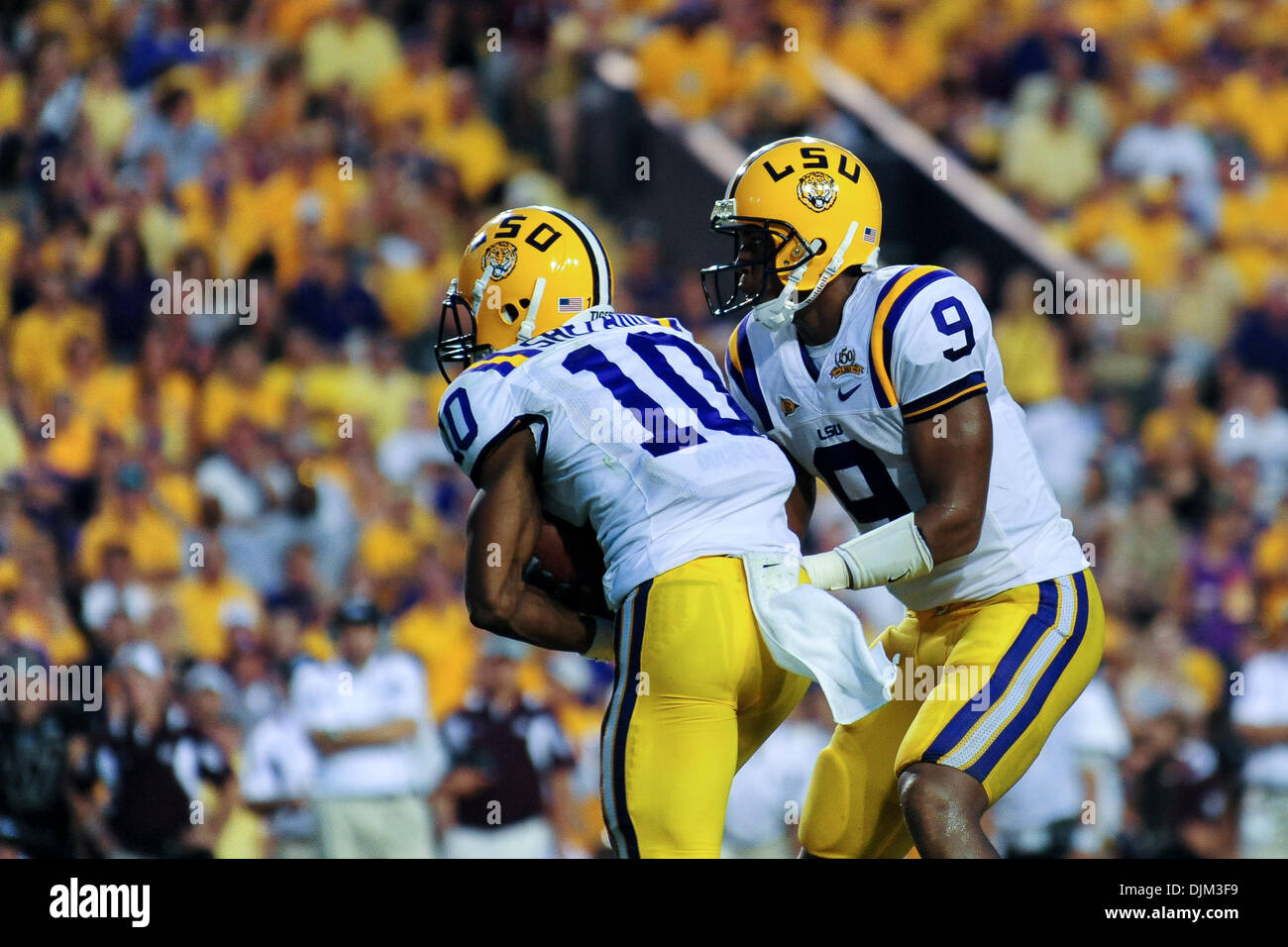 18 septembre 2010 - Baton Rouge, Louisiane, États-Unis d'Amérique - Quarterback Jordan Jefferson # 9 de la LSU Tigers hands off à receveur Russell Shepard au Tiger Stadium de Baton Rouge, Louisiane. LSU défait 27-9 de l'État du Mississipi. (Crédit Image : © Stacy Revere/ZUMApress.com) Southcreek/mondial Banque D'Images