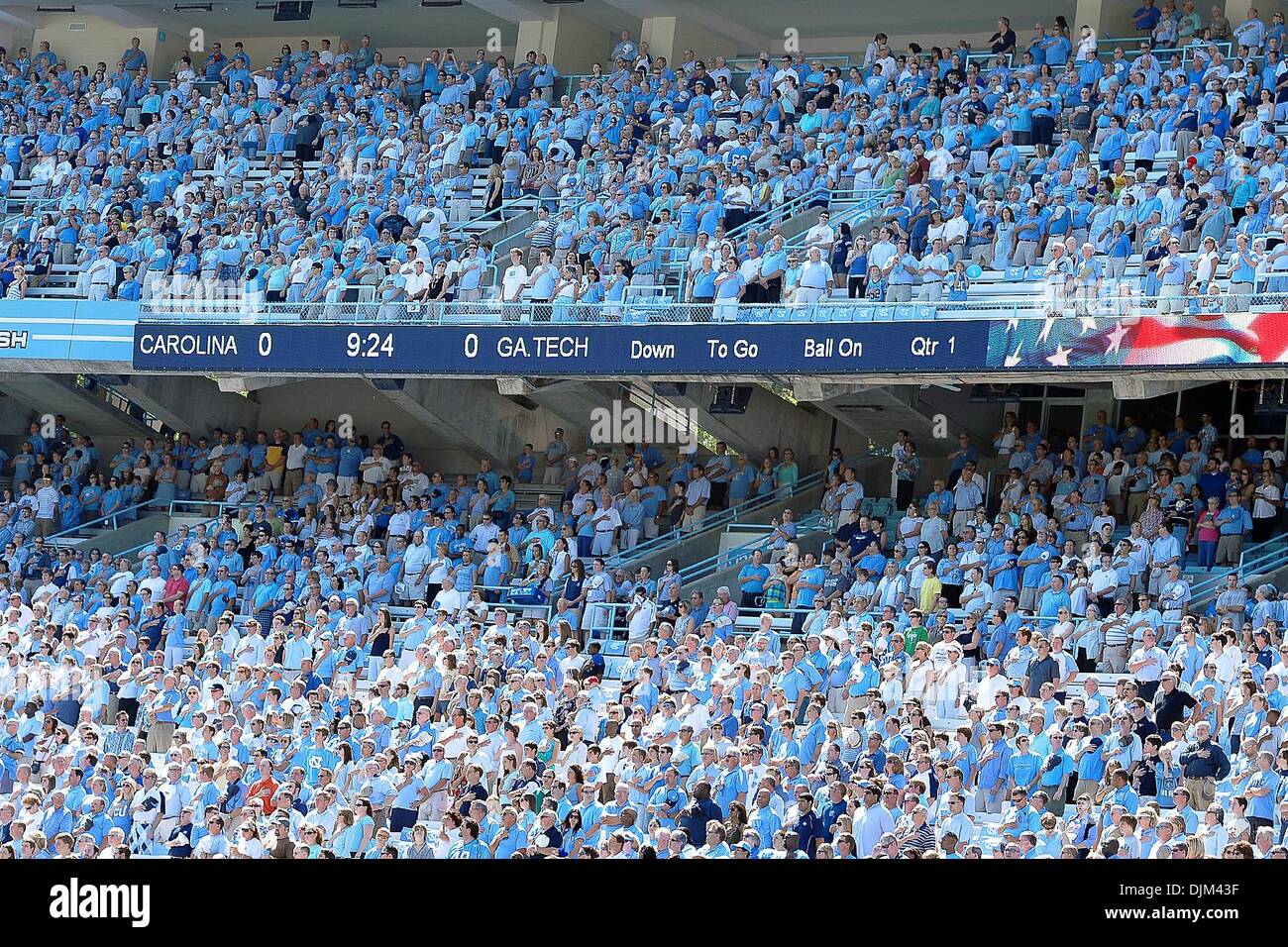 18 septembre 2010 - Chapel Hill, North Carolina, United States of America - Caroline du stand de ventilateur pour l'hymne national au stade de Kenan à Chapel Hill en Caroline du Nord. Georgia Tech a battu Caroline du Tar Heels 30-24 (crédit Image : © Anthony Barham/global/ZUMApress.com) Southcreek Banque D'Images