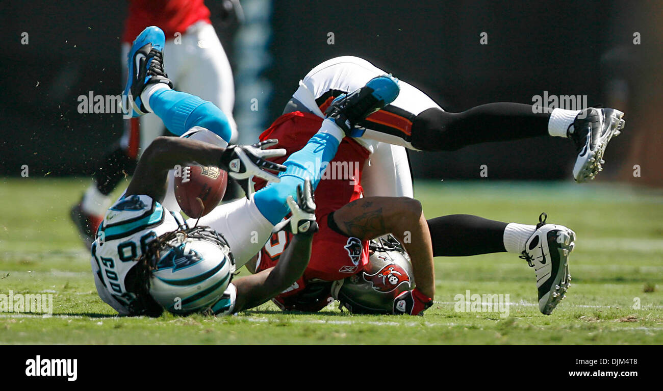 19 septembre 2010 - Charlotte - CHRIS ZUPPA | fois.OT 328121   19 ZUPP BUCS.(Charlotte, 09/19/2010) Tampa Bay Buccaneers tight end Jerramy Stevens (86-droit) ne peut pas faire une prise avec sécurité Carolina Panthers Charles Godfrey (30-gauche), à la défense dans le premier trimestre. C'était le jeu quand Tampa Bay Buccaneers quarterback Josh Freeman (5) a donné la balle à Tampa Bay Buccaneers large rec Banque D'Images