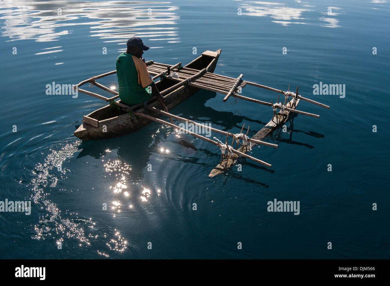 Frank, résident de Esema Bay, pagaies pirogue, pirogue traditionnelle avec outrigger . Baie Esema, Efate, Vanuatu Banque D'Images