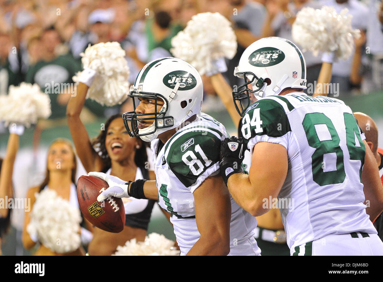 19 septembre 2010 - East Rutherford, New Jersey, United States of America - New York Jets tight end Dustin Keller et New York Jets wide receiver Ben Hartsock (84) célébrer Keller pour le troisième trimestre de l'atterrissage à New Meadowlands Stadium à East Rutherford dans le New Jersey. Les Jets viennent de derrière pour battre les Patriots 28-14 (crédit Image : © Brooks Van Arx/global/ZUMApress.com) Southcreek Banque D'Images