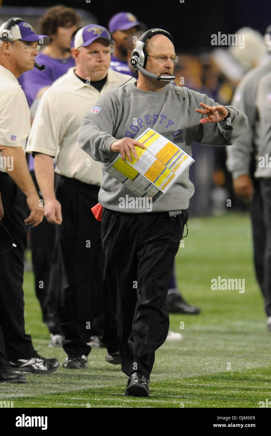 19 septembre 2010 - Minneapolis, Minnesota, United States of America - Minnesota Vikings l'entraîneur-chef Brad Childress à l'écart au 4ème trimestre contre les Miami Dolphins. Les Dauphins défait les Vikings 14-10 au Mall of America Field. (Crédit Image : © Marilyn Indahl/ZUMApress.com) Southcreek/mondial Banque D'Images