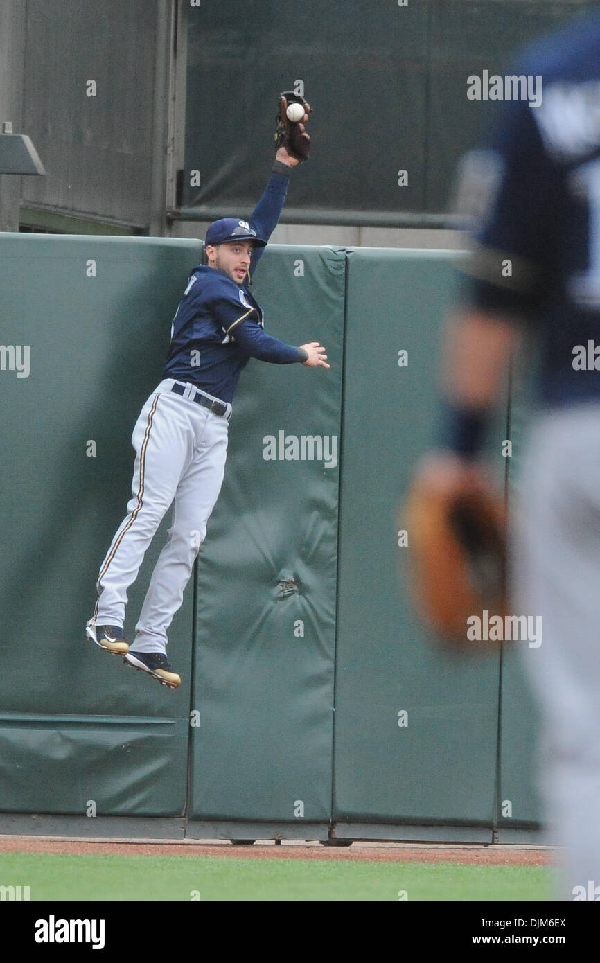 19 septembre 2010 - San Francisco, Californie, États-Unis d'Amérique - voltigeur de gauche des Milwaukee Brewers Ryan Braun (8) saute la clôture pour voler les Giants de San Francisco d'un home run. Les Giants de San Francisco a défait les Milwaukee Brewers 9-2. (Crédit Image : © Charles Herskowitz/ZUMApress.com) Southcreek/mondial Banque D'Images