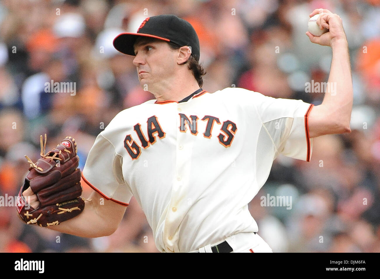 19 septembre 2010 - San Francisco, Californie, États-Unis d'Amérique - lanceur des Giants de San Francisco Barry Zito (75) emplacements la balle. Les Giants de San Francisco a défait les Milwaukee Brewers 9-2. (Crédit Image : © Charles Herskowitz/ZUMApress.com) Southcreek/mondial Banque D'Images