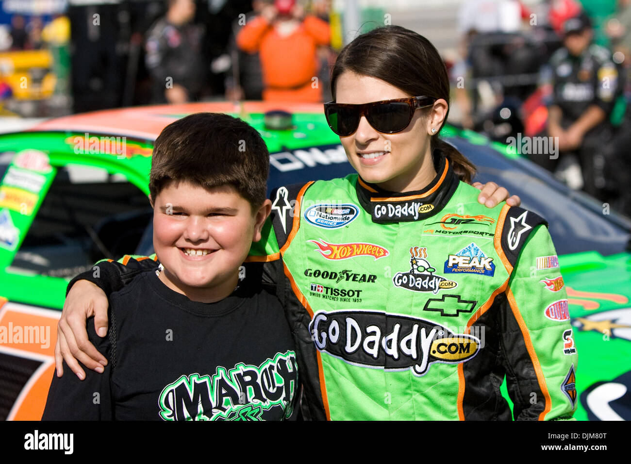 Septembre 23, 2010 - Madison, Wisconsin, United States of America - pilote de la série Nationwide Danica Patrick (07) avec un jeune fan lors de la série NASCAR Nationwide 5-Hour Energy 250 at Gateway International Raceway à Madison, Wisconsin. (Crédit Image : © Jimmy Simmons/ZUMApress.com) Southcreek/mondial Banque D'Images