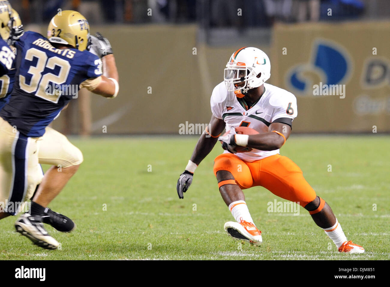 23 septembre 2010 - Pittsburgh, Pennsylvanie, États-Unis d'Amérique - 23 septembre 2010 : Miamir RB Lamar Miller (# 6) pauses tente d'éviter de Pittsburgh defender Tristan Roberts (# 32) dans la 2e moitié action au stade Heinz Field de Pittsburgh, Pennsylvanie. Miami bat Pittsburgh 31-3. (Crédit Image : © Paul Lindenfelser/ZUMApress.com) Southcreek/mondial Banque D'Images