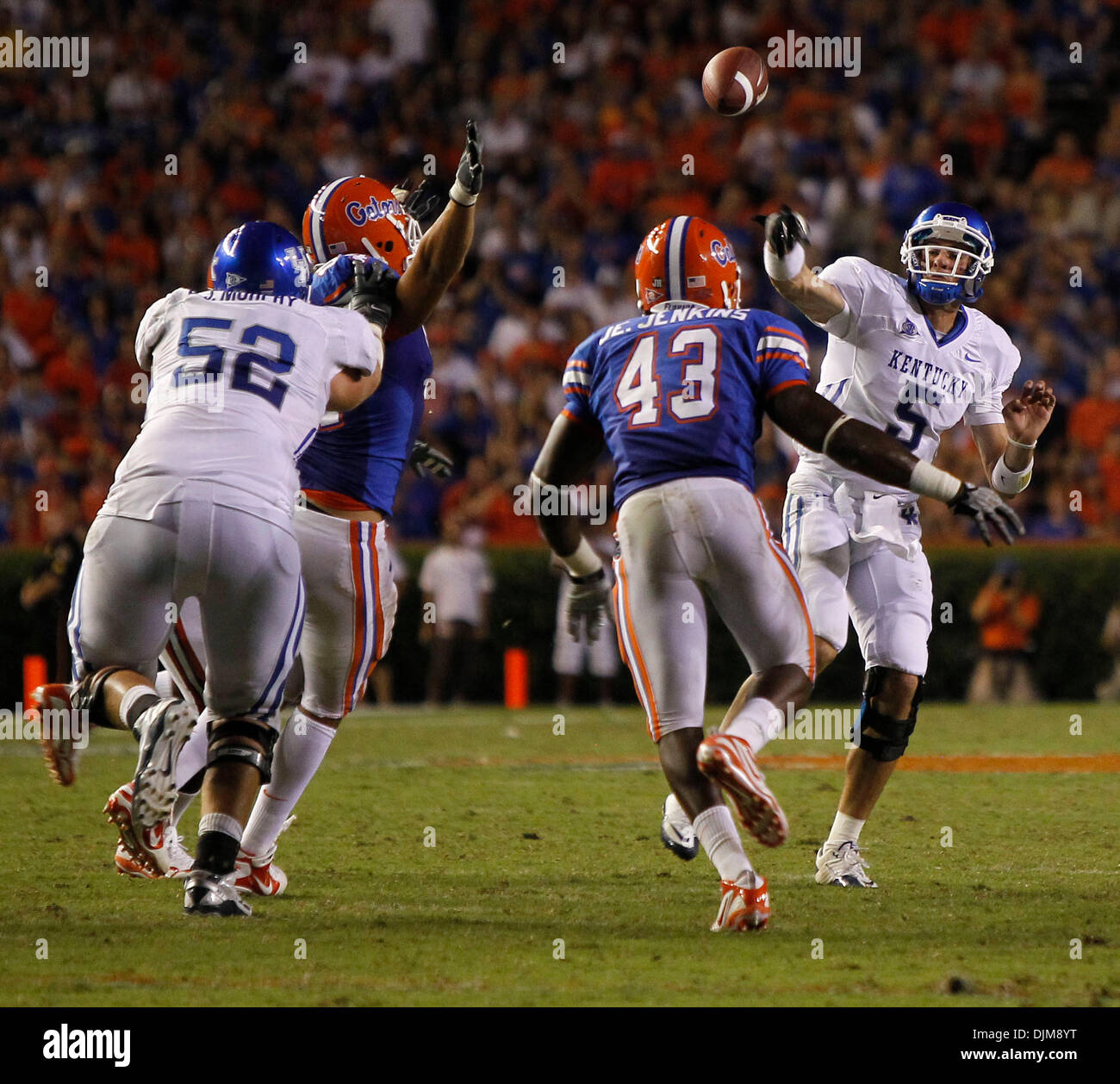 25 septembre 2010 - Gainesville, Floride, USA - Kentucky quarterback Mike Hartline a jeté sous pression au 4ème trimestre que la Floride a battu Minnesota 48-14 le samedi 25 septembre 2010 à Gainesville, Floride. Photo par Mark Cornelison | Personnel. (Crédit Image : © Lexington Herald-Leader/ZUMApress.com) Banque D'Images