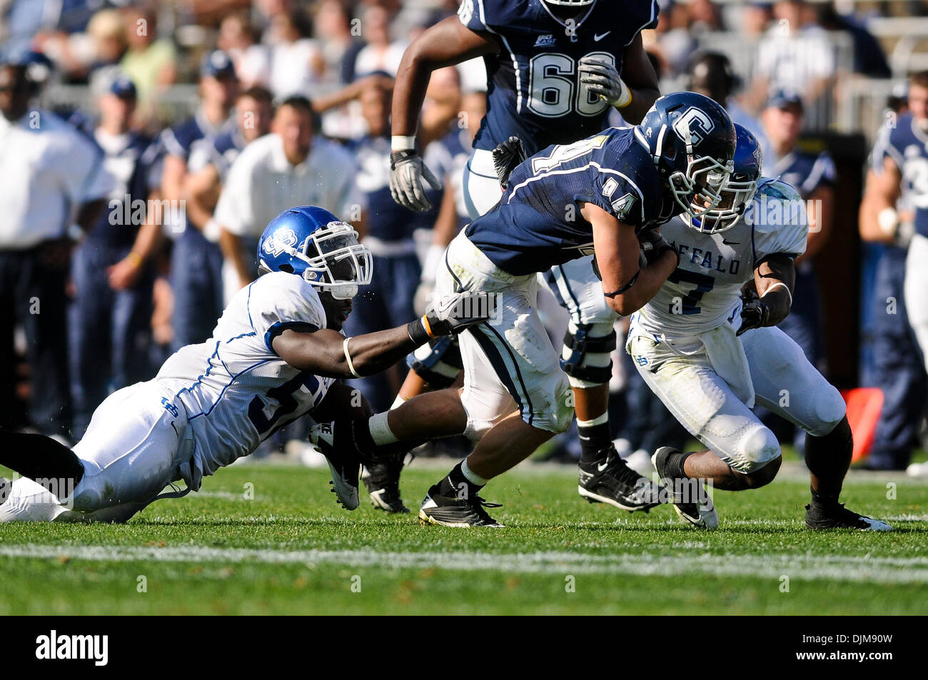 25 septembre 2010 - East Hartford, Connecticut, États-Unis d'Amérique - New York TO Robbie Frey (44) est tiré vers le bas par Buffalo OL Kenny Scott (57) et FS Davonte Shannon (7).UConn défait Buffalo 45 - 21 à Rentschler Field. (Crédit Image : © Geoff Bolte/ZUMApress.com) Southcreek/mondial Banque D'Images