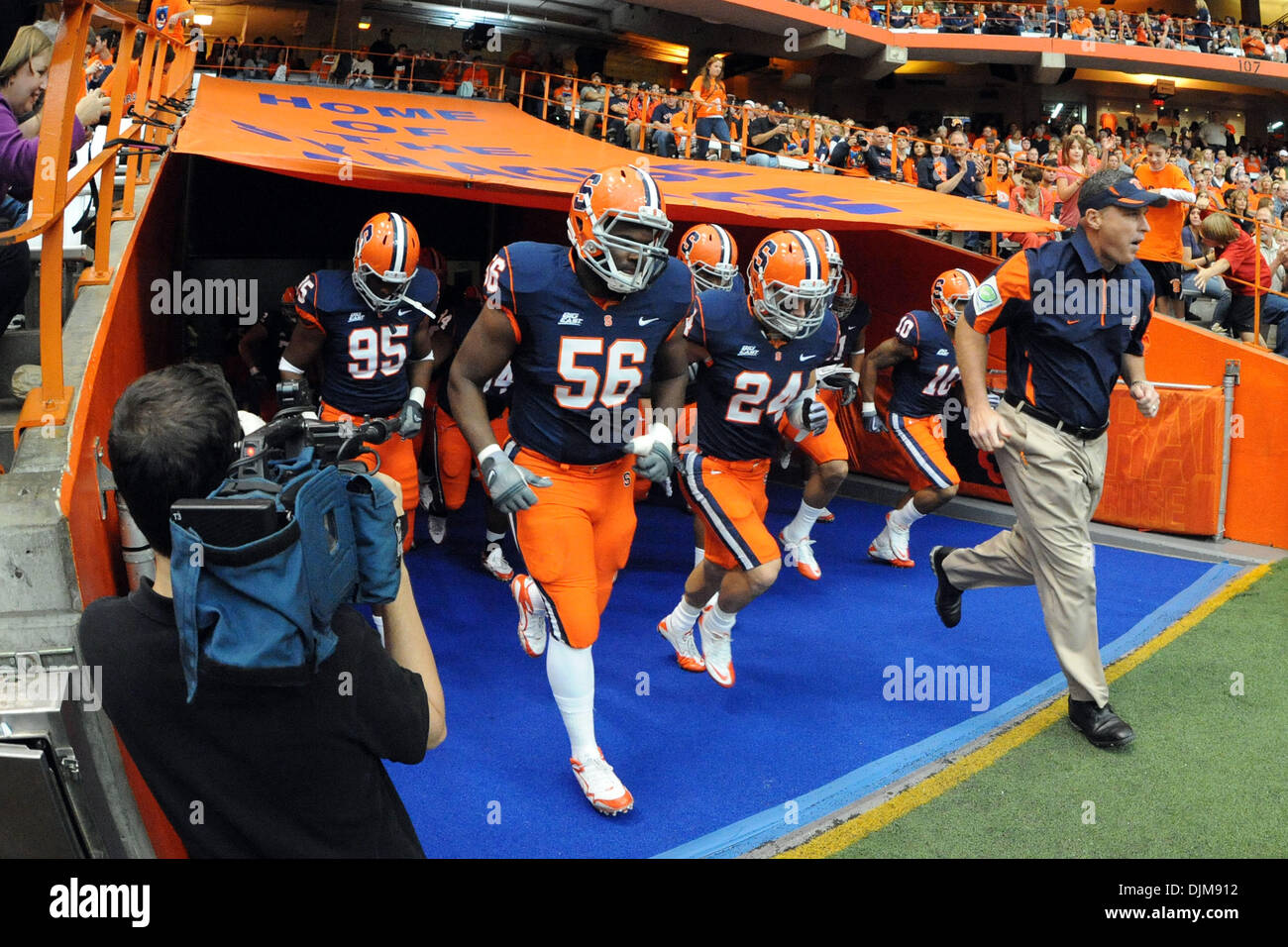 25 septembre 2010 - Syracuse, New York, United States of America - Syracuse entraîneur en chef Doug Marrone (à droite) mène l'Orange hors du tunnel à face Colgate. Syracuse défait 42-7 Colgate dans les deux première réunion depuis 1987 au Carrier Dome à Syracuse, New York. (Crédit Image : © Michael Johnson/ZUMApress.com) Southcreek/mondial Banque D'Images