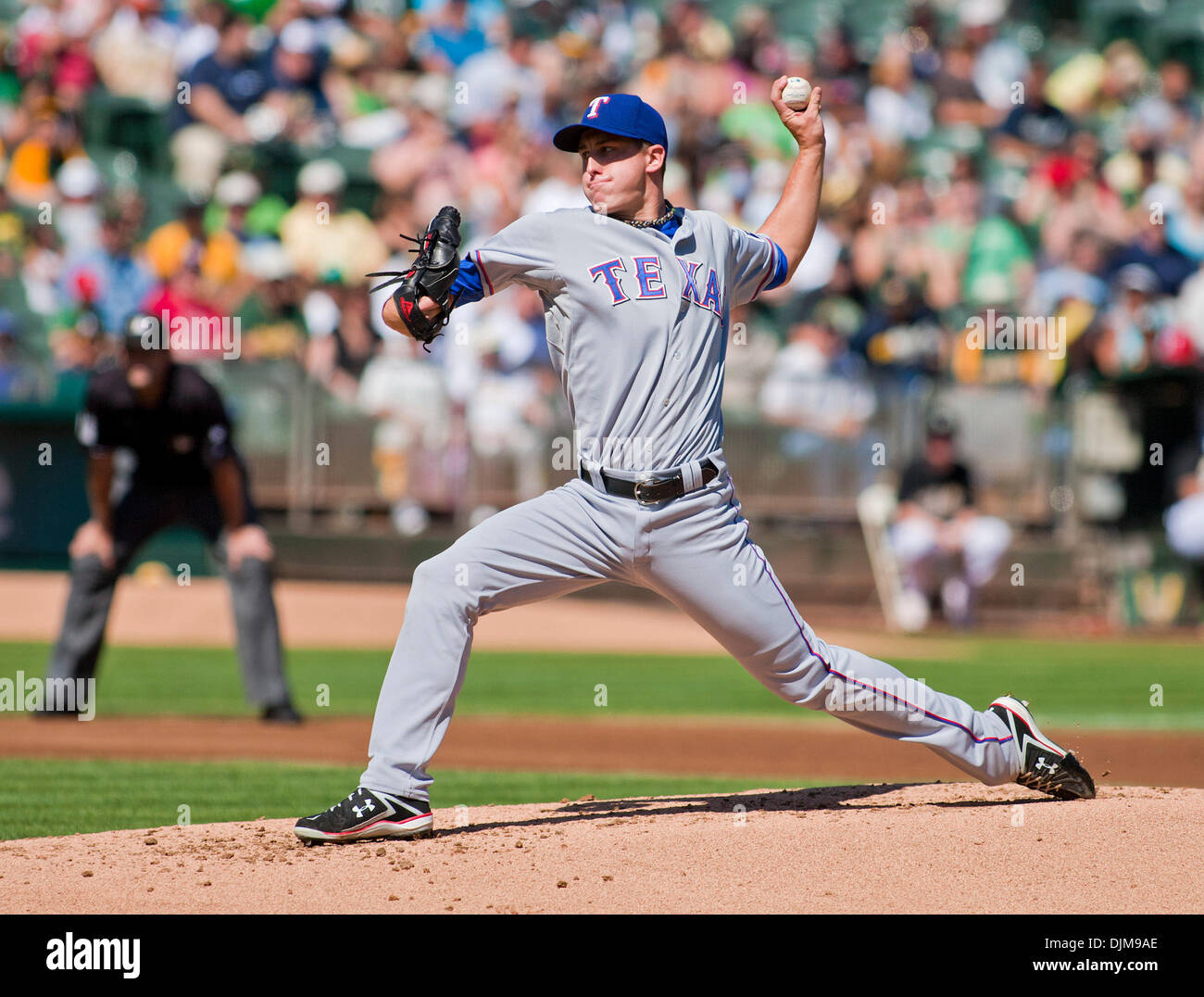 25 septembre 2010 - Oakland, Californie, États-Unis d'Amérique - 24 juillet 2010 : les Rangers du Texas le lanceur partant Derek Holland (45) en action au cours de la MLB match entre l'Oakland A's et les Rangers du Texas au Oakland-Alameda County Coliseum à Oakland CA. Les Rangers ont vaincu les A's 4-3 pour remporter le titre de l'ouest de la Ligue américaine. (Crédit Image : © Damon Tarver/Southcreek Global/Z Banque D'Images