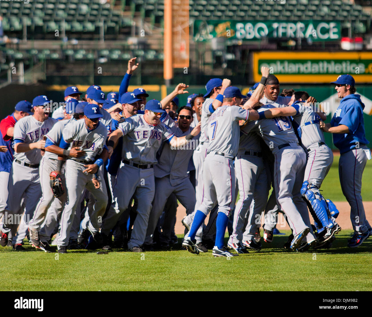 25 septembre 2010 - Oakland, Californie, États-Unis d'Amérique - 24 juillet 2010 : les Texas Rangers célébrer remportant le titre de l'ouest de la ligue américaine après le match entre la MLB Oakland A's et les Rangers du Texas au Oakland-Alameda County Coliseum à Oakland CA. Les Rangers ont vaincu les A's 4-3 pour remporter le titre de l'ouest de la Ligue américaine. (Crédit Image : © Damon Tarver/Southcreek Banque D'Images