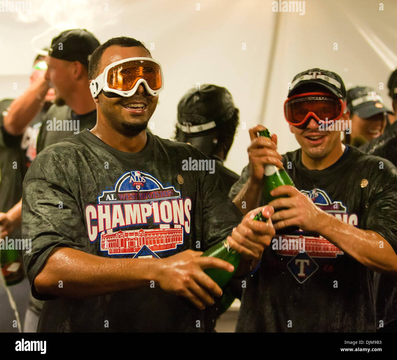 25 septembre 2010 - Oakland, Californie, États-Unis d'Amérique - 24 juillet 2010 : les Texas Rangers Nelson Cruz célèbre remportant le titre de l'ouest de la ligue américaine après le match entre la MLB Oakland A's et les Rangers du Texas au Oakland-Alameda County Coliseum à Oakland CA. Les Rangers ont vaincu les A's 4-3 pour remporter le titre de l'ouest de la Ligue américaine. (Crédit Image : © Damon Tarve Banque D'Images