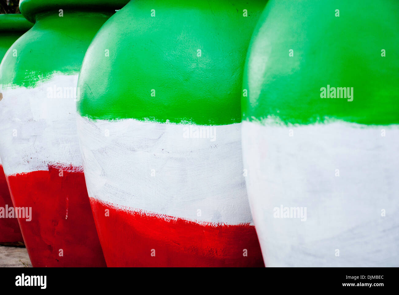 Grandes urnes peintes de couleurs vert, blanc italien et rouge Banque D'Images