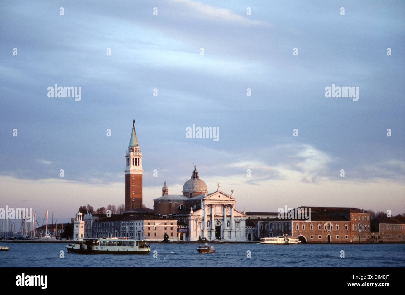 Vue sur St George Island et St George church, Venise, Vénétie, Italie, Europe Banque D'Images