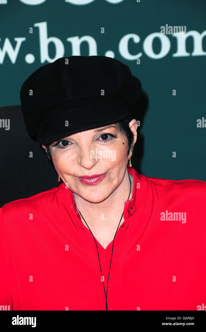 Liza Minnelli signe des exemplaires de son nouveau cd "Live Au jardin d'hiver' à Barnes et noble on Fifth Avenue New York City USA - Banque D'Images