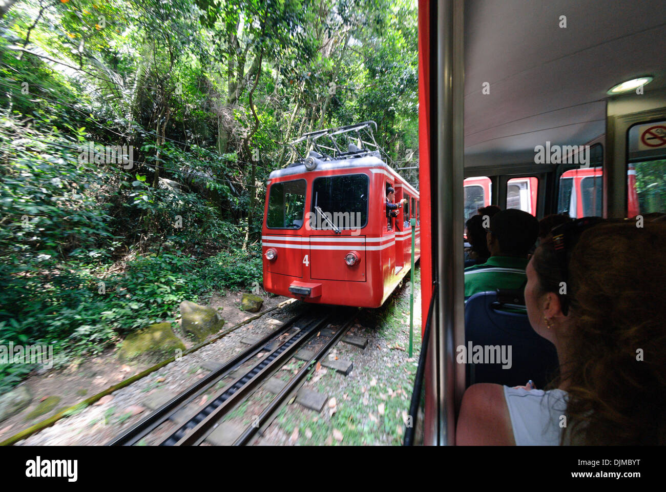 Rio de Janeiro, Brésil : la célèbre 'Trem do Corcovado' voyager jusqu'à la montagne du Corcovado. Banque D'Images