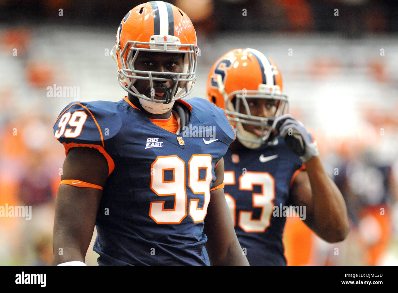 25 septembre 2010 - Syracuse, New York, United States of America - Syracuse Orange défensive fin Chandler Jones (99) se prépare pour le début de la partie contre Colgate. Syracuse défait 42-7 Colgate dans les deux première réunion depuis 1987 au Carrier Dome à Syracuse, New York. (Crédit Image : © Michael Johnson/ZUMApress.com) Southcreek/mondial Banque D'Images