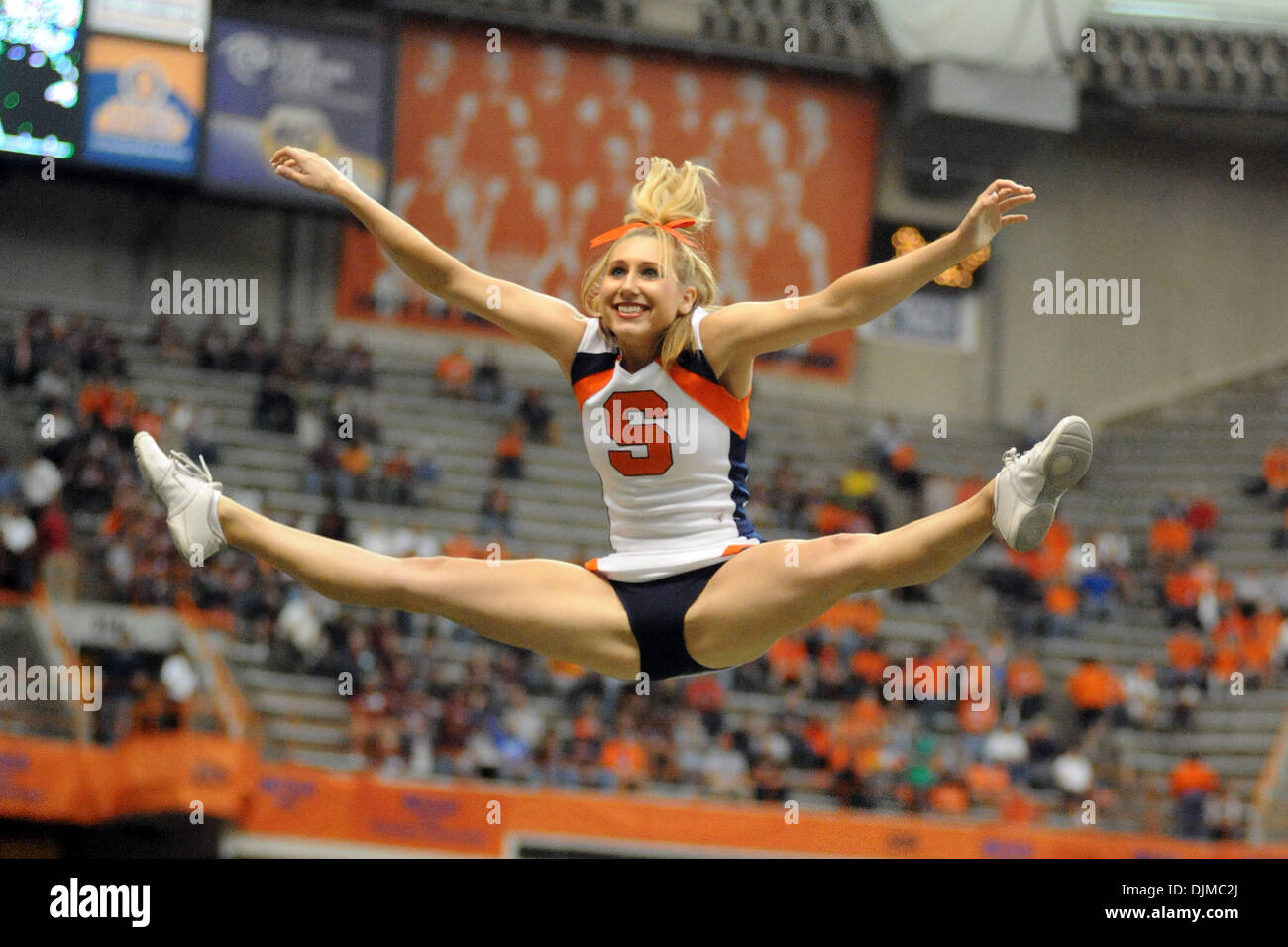 25 septembre 2010 - Syracuse, New York, États-Unis d'Amérique - une meneuse de Syracuse est un jeu au cours de l'avant pour encourager l'Orange. Syracuse défait 42-7 Colgate dans les deux première réunion depuis 1987 au Carrier Dome à Syracuse, New York. (Crédit Image : © Michael Johnson/ZUMApress.com) Southcreek/mondial Banque D'Images