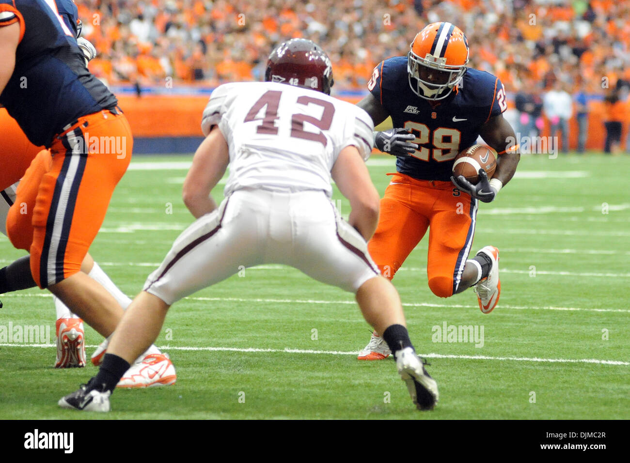 25 septembre 2010 - Syracuse, New York, United States of America - Syracuse Orange d'utiliser de nouveau Serge Thériault Bailey (29) abaisse son épaule pour prendre le coup de Colgate Raiders de secondeur Patrick Friel (42) Près de la ligne de but au premier trimestre. Syracuse défait 42-7 Colgate dans les deux première réunion depuis 1987 au Carrier Dome à Syracuse, New York. (Crédit Image : © Michael Johnson Banque D'Images