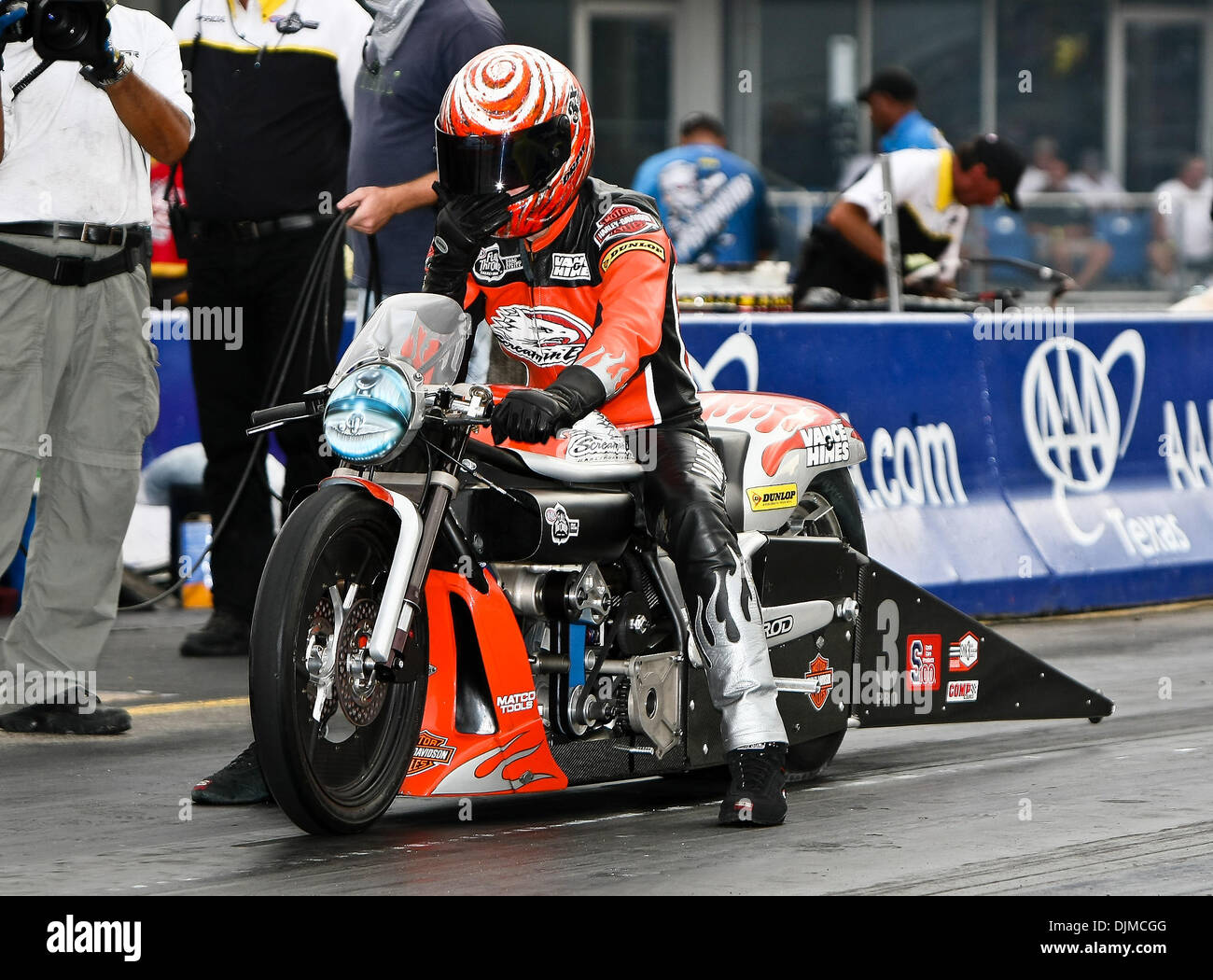 25 septembre 2010 - Ennis, Texas, États-Unis d'Amérique - Andrew Hines # 3, pilote pour Screamin Eagle/Vance & Hines Pro Stock Motorcycle pour préparer un run à l'O'Reilly ressortissants d'automne tenue au Texas Motorplex à Ennis, au Texas. (Crédit Image : © Dan Wozniak/ZUMApress.com) Southcreek/mondial Banque D'Images