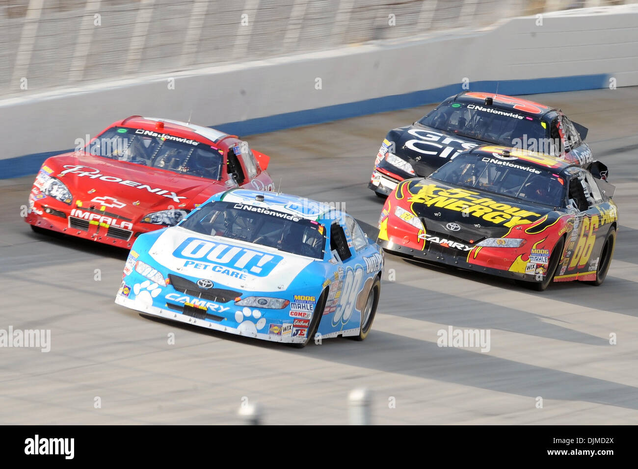 25 septembre 2010 - Dover, Delaware, United States of America - Trevor Bayne (# 99, dehors ! Pet Care, Toyota), Ryan Newman (# 1, Construction Phoenix, Chevrolet), Steve Wallace (# 66, 5 heure de l'Énergie, Toyota) et Jason Leffler (# 38, Great Clips, Toyota) la tête en bas, l'arrière s'étendent au cours samedi après-midi la série Nationwide de NASCAR a Dover 200 Course à Dover International Speedway à Douvres, Dela Banque D'Images