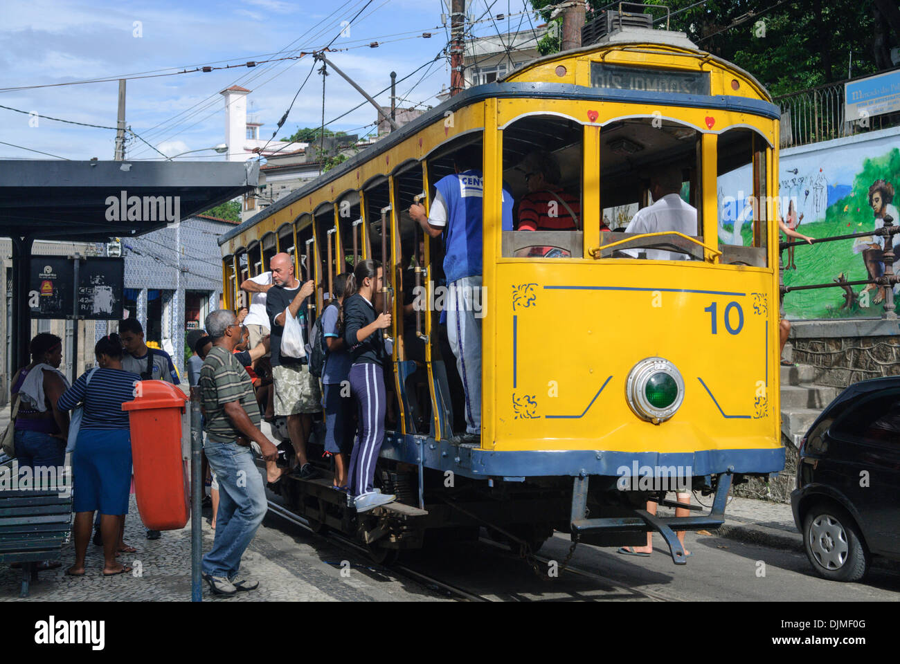 Bonde, Rio's célèbre tramway électrique à l'arrêt Largo do Guimarães, Rio de Janeiro, Espírito Santo, au Brésil. Banque D'Images