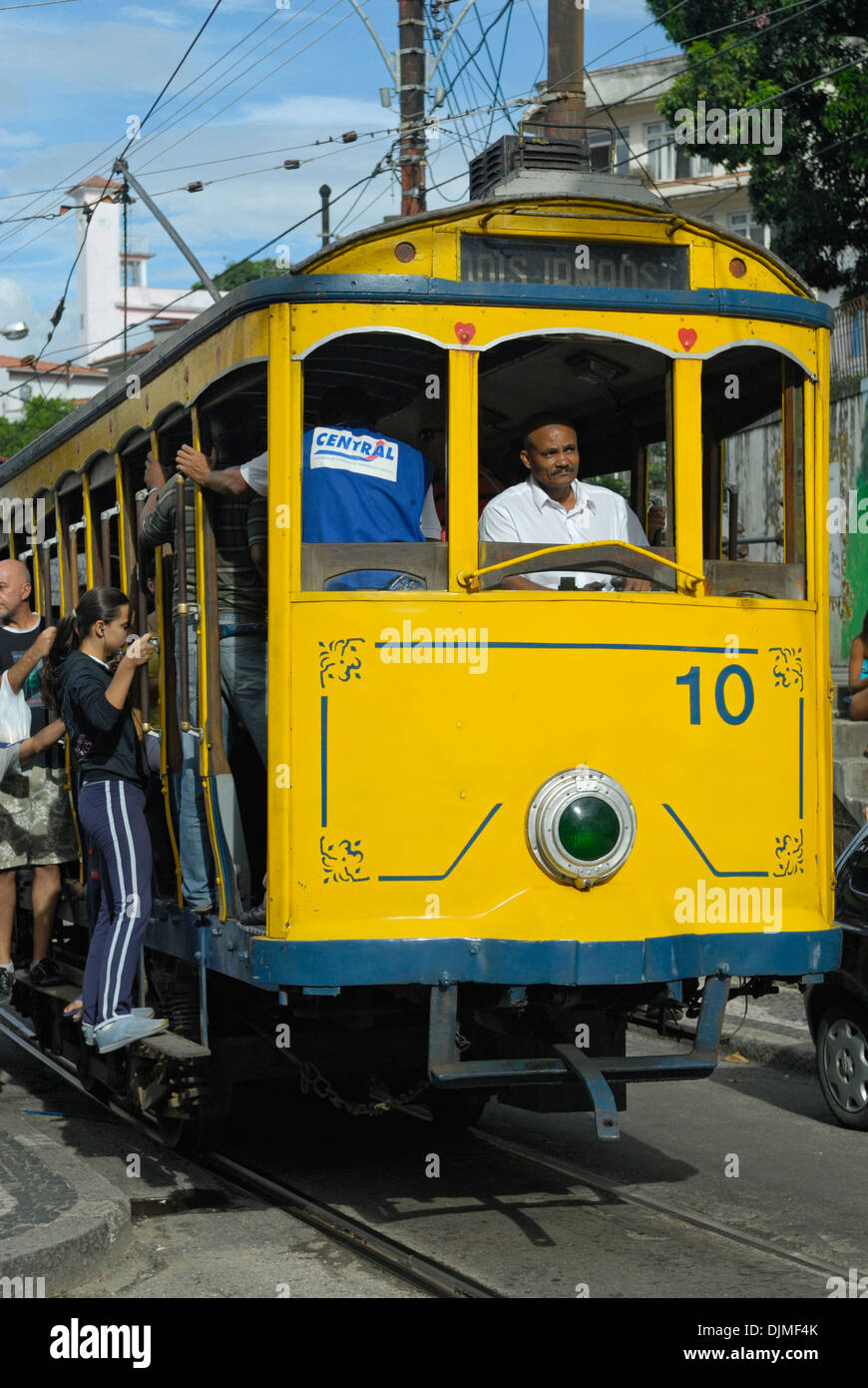 Bonde, Rio's célèbre tramway électrique à l'arrêt Largo do Guimarães, Rio de Janeiro, Espírito Santo, au Brésil. Banque D'Images
