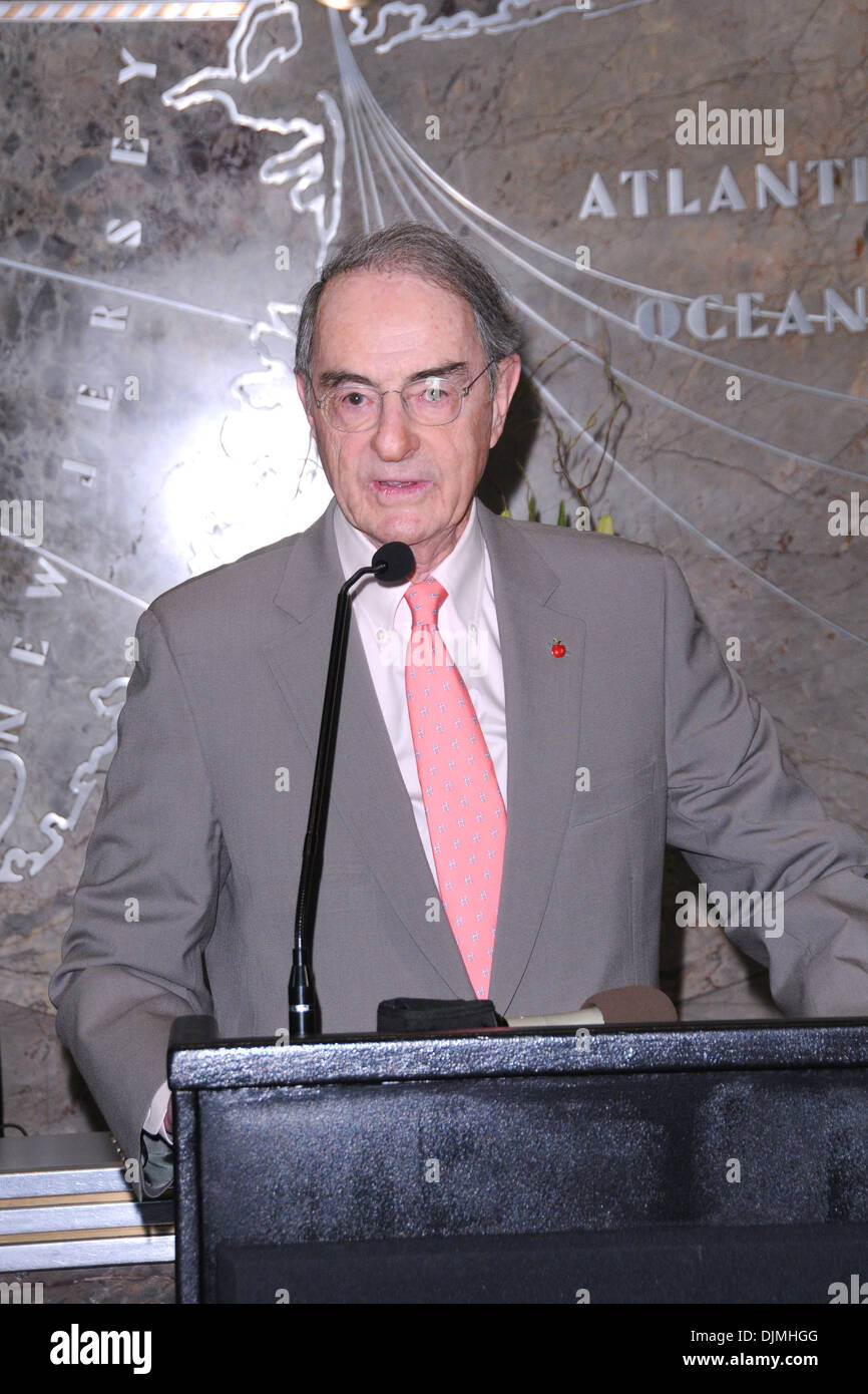 Consul général du Japon à l'hôte d'une cérémonie d'éclairage à l'Empire State Building célébration du centenaire - New York USA - Banque D'Images