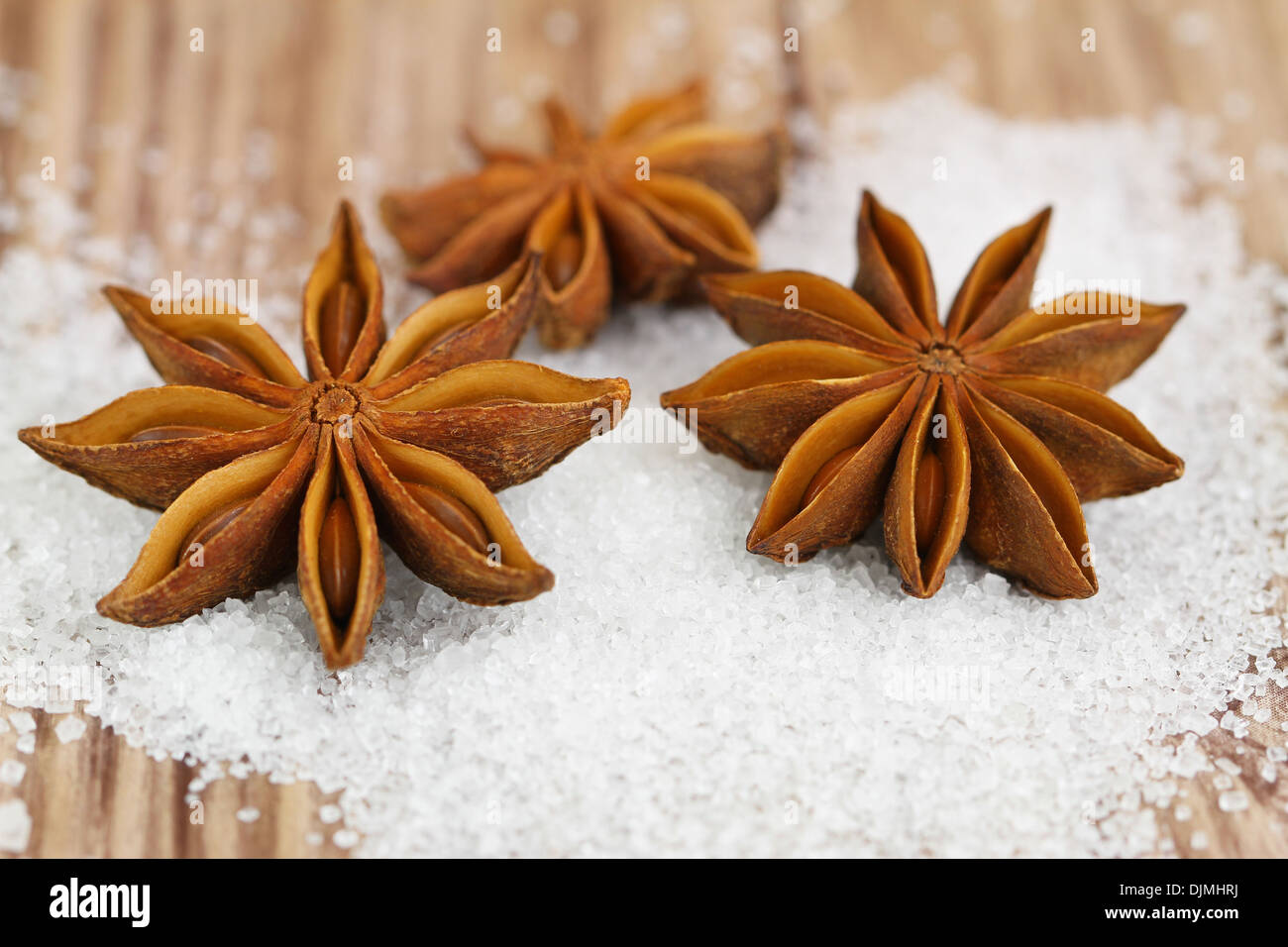 L'anis étoilé éparpillés sur le sucre blanc Banque D'Images