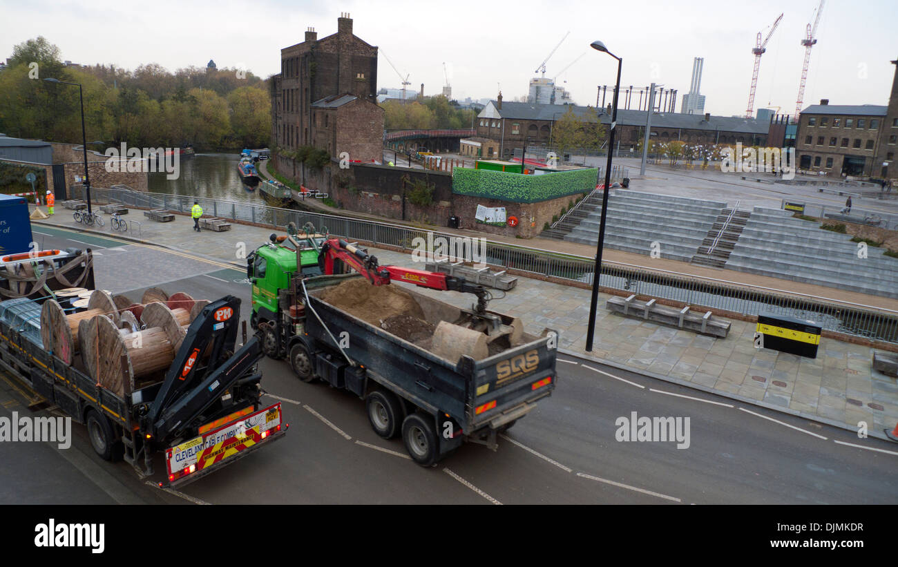 Camions de construction et voir à la nord à la zone de réaménagement de Kings Cross London UK site KATHY DEWITT Banque D'Images