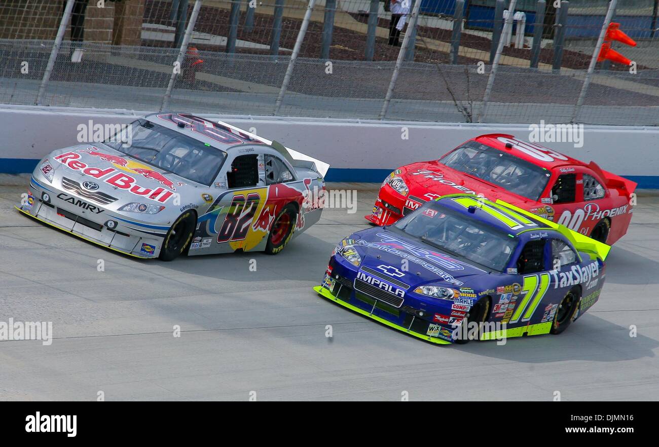 26 septembre 2010 - Douvres. Comté : Autres, Delaware, United States of America - Scott Speed # 82 mène Landon Cassill # 71 et Bobby Labonte # 09 en bas de la tour tout de suite près de trois à la Sprint Cup Race à Dover International Speedway à Dover Delaware. Jimmie Johnson a remporté la course Sprint Cup au circuit automobile international de Dover (crédit Image : © Saquan/Global Southcreek Stimpson Banque D'Images