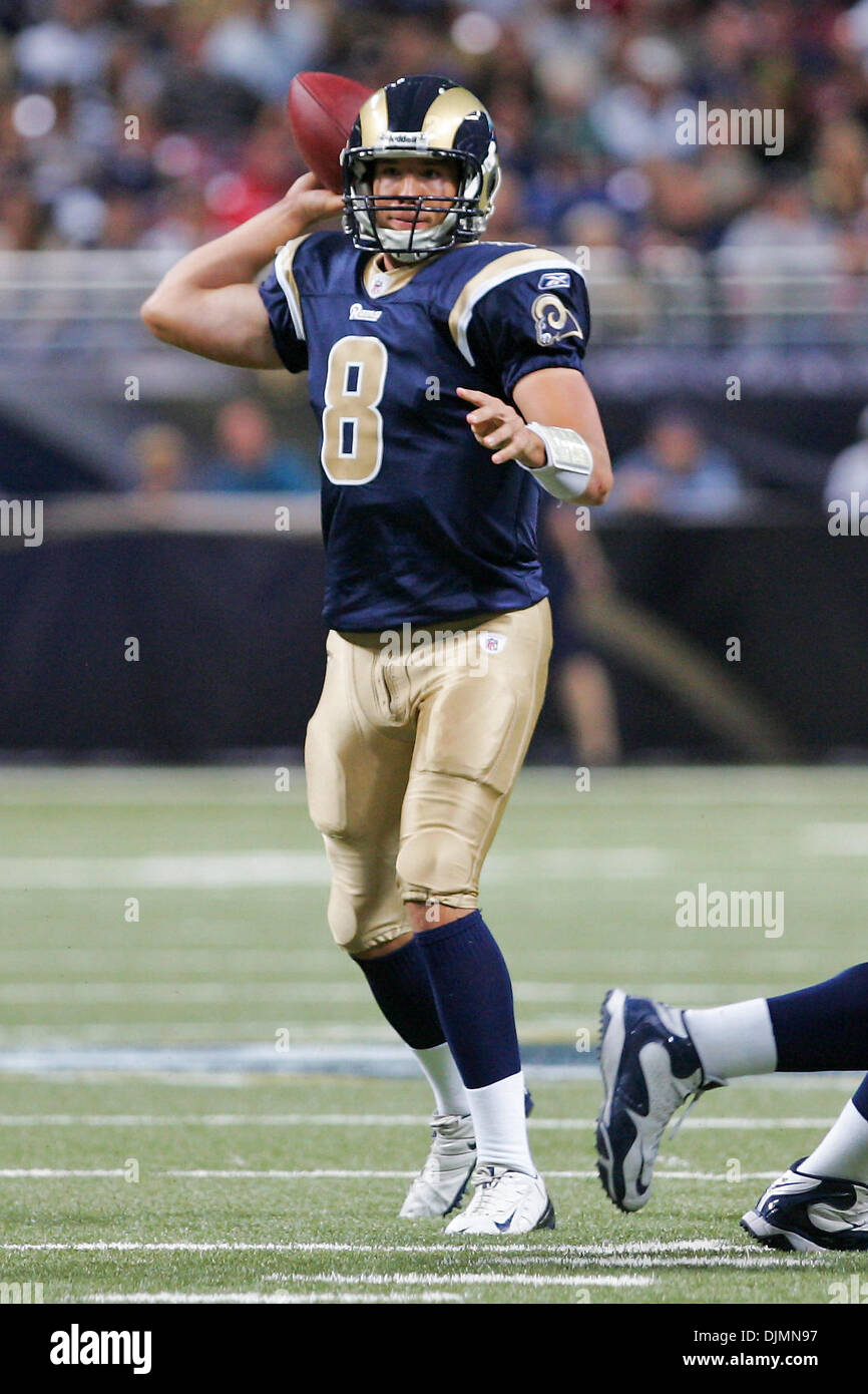 Septembre 26, 2010 - Saint Louis, Missouri, United States of America - Saint Louis Rams quart-arrière Sam Bradford (# 8) a l'air de passer la balle au cours d'un match entre le Saint Louis Rams et les Redskins de Washington à l'Edward Jones Dome à Saint Louis, Missouri. Les Béliers Redskins défait 30-16. (Crédit Image : © Jimmy Simmons/ZUMApress.com) Southcreek/mondial Banque D'Images