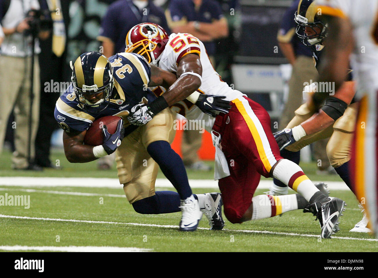 Septembre 26, 2010 - Saint Louis, Missouri, United States of America - Saint Louis Rams tournant Retour Kenneth Darby (# 34) est abordé par Washington Redskins secondeur Rocky McIntosh (52) lors d'un match entre le Saint Louis Rams et les Redskins de Washington à l'Edward Jones Dome à Saint Louis, Missouri. Les Béliers Redskins défait 30-16. (Crédit Image : © Jimmy Simmons/Southcreek Glob Banque D'Images