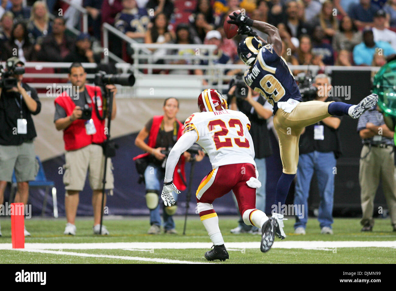 Septembre 26, 2010 - Saint Louis, Missouri, United States of America - Saint Louis Rams Receveur Mark Clayton (# 89) les captures d'un laissez-passer à la cour d'un câble au cours d'un match entre le Saint Louis Rams et les Redskins de Washington à l'Edward Jones Dome à Saint Louis, Missouri. Les Béliers Redskins défait 30-16. (Crédit Image : © Jimmy Simmons/ZUMApress.com) Southcreek/mondial Banque D'Images