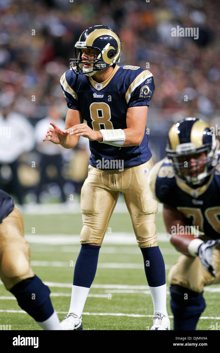 Septembre 26, 2010 - Saint Louis, Missouri, United States of America - Saint Louis Rams quart-arrière Sam Bradford (# 8) évalue la défense nationale au cours d'un match entre le Saint Louis Rams et les Redskins de Washington à l'Edward Jones Dome à Saint Louis, Missouri. Les Béliers Redskins défait 30-16. (Crédit Image : © Jimmy Simmons/ZUMApress.com) Southcreek/mondial Banque D'Images